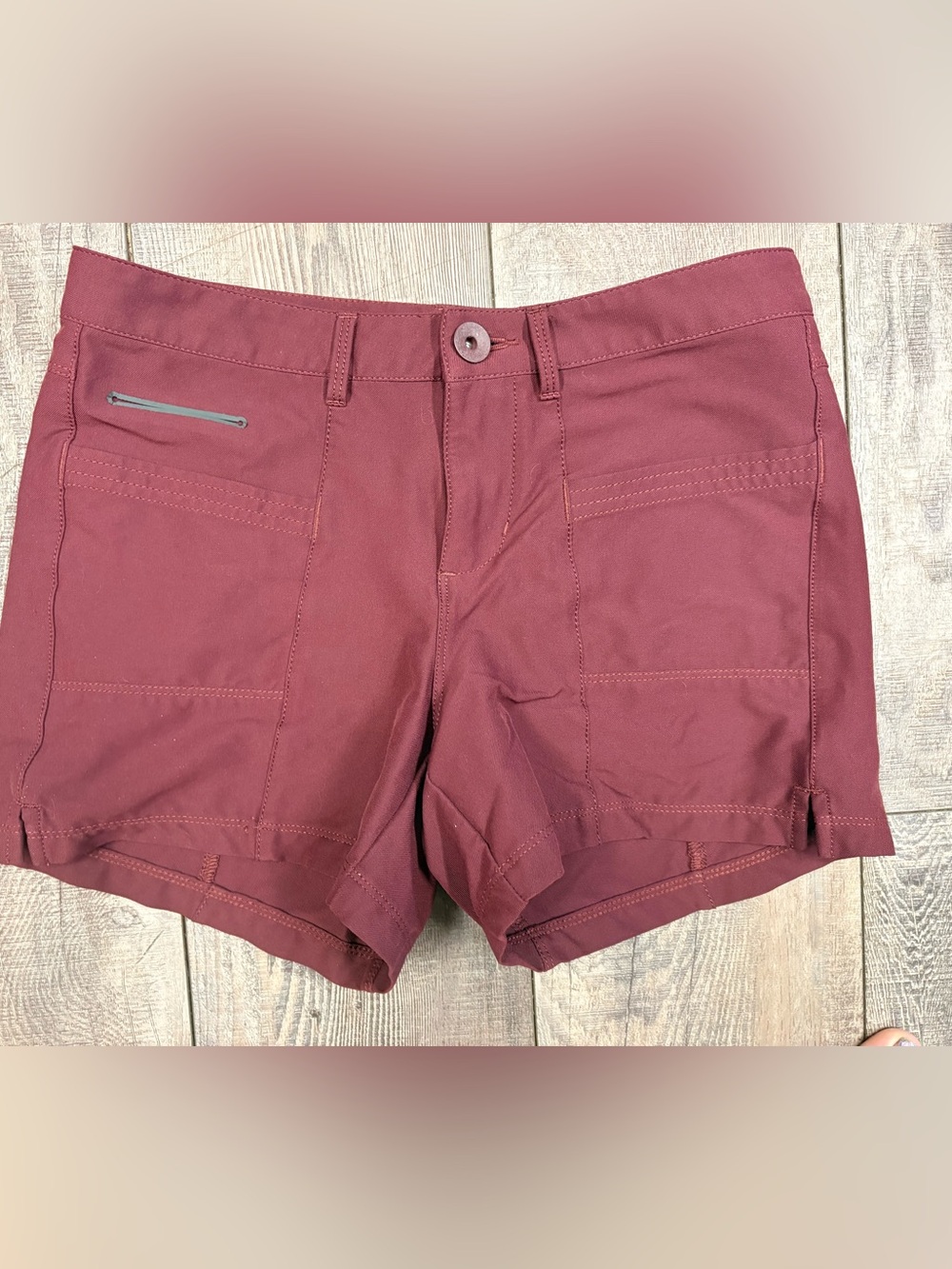 MEC Womens Size 2 Flat Front Shorts in Burgundy